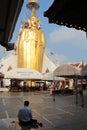 A la verticale du Bouddha (Wat Intharavihan - Bangkok - ThaÃÂ¯lande)